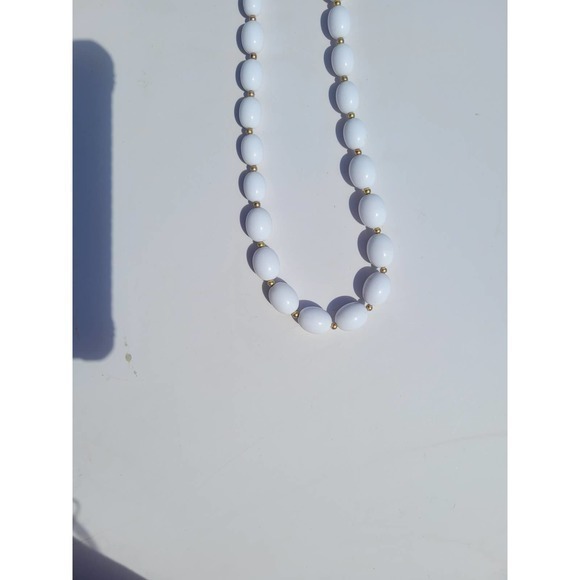 Vintage Monet 80s White Plastic Oval Graduated Beaded Necklace Spring Ring Clasp - Picture 3 of 6